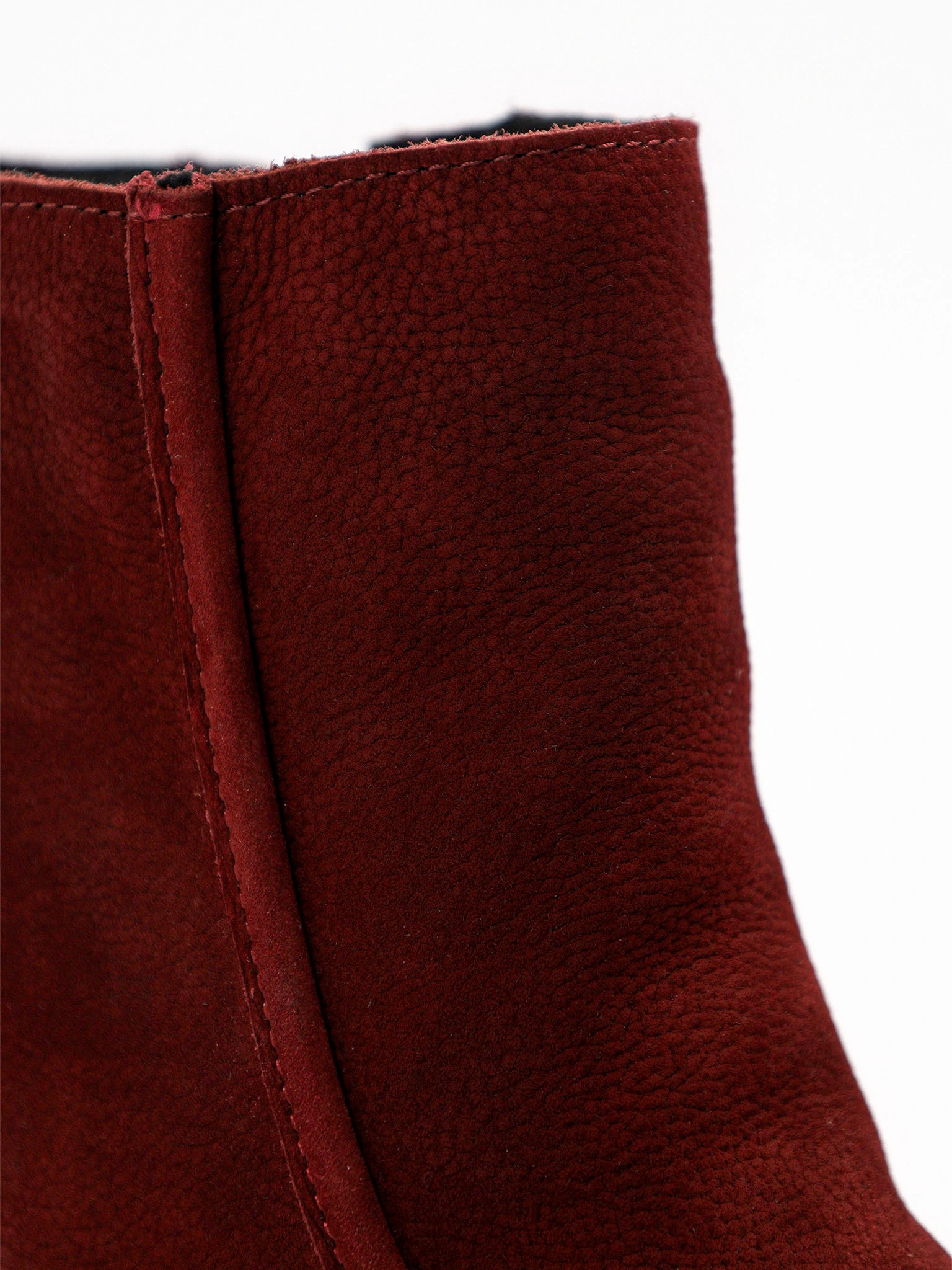 Ботинки бордового цвета на рельефной подошве